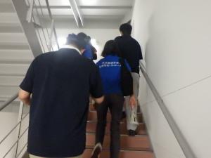 訓練参加者が避難階段をのぼり避難する様子